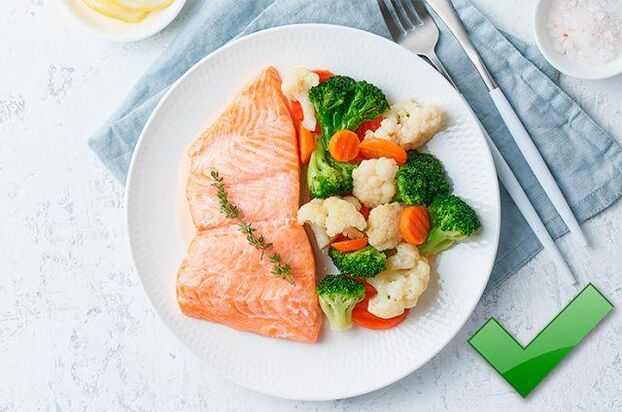 Przy zapaleniu żołądka można jeść chude ryby z gotowanymi warzywami